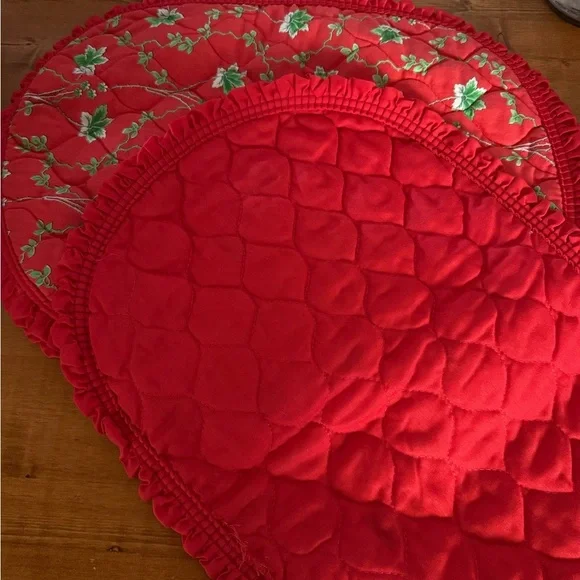 Holiday/Christmas Elegant Red Floral Quilted Placemats - Picture 3 of 4